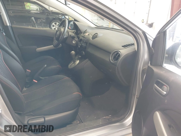 2014 Mazda 2 Touring z VIN JM1DE1LY2E0174833, wystawiony jako IAAI lot #42250632 z przebiegiem 90 168 mil mil oraz . Historia ofert i sprzedaży dostępna na DreamBid. Obrazek 5.