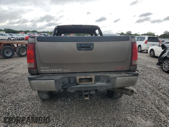 2013 GMC Sierra 2500HD SLT z VIN 1GT121E87DF171088, wystawiony jako Copart lot #69518784 z przebiegiem Nie podano mil oraz Nie do naprawy • Non repairable. Historia ofert i sprzedaży dostępna na DreamBid. Obrazek 6.