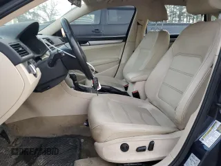2014 Volkswagen Passat Wolfsburg Edition z VIN 1VWAT7A39EC109203, wystawiony jako Copart lot #46023835 z przebiegiem 87 197 mil mil oraz Czysty tytuł • Clean title. Historia ofert i sprzedaży dostępna na DreamBid. Obrazek 7.