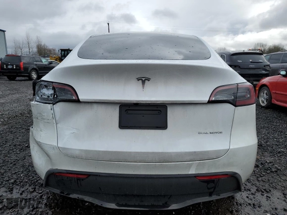 2024 Tesla Model Y Long Range with VIN 7SAYGDEE5RF115706, listed as a Copart auction lot 45002255 with 9,255 mi miles and Salvage Title. Bid and sale history available at DreamBid. Image 6.