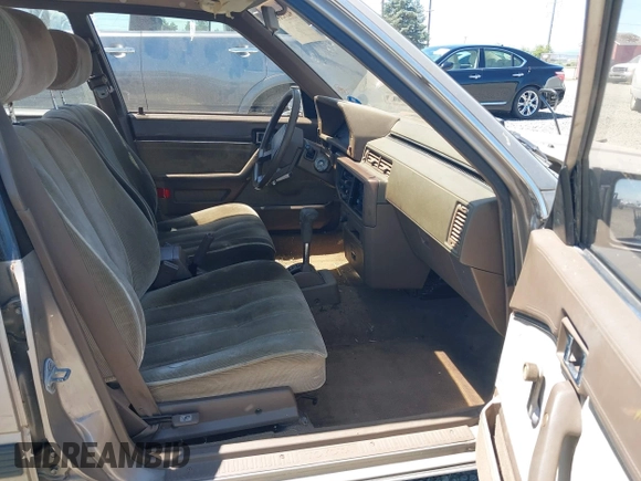 1986 Toyota Camry z VIN JT2SV16E1G0439200, wystawiony jako IAAI lot #42395141 z przebiegiem 159 698 mil mil oraz . Historia ofert i sprzedaży dostępna na DreamBid. Obrazek 5.