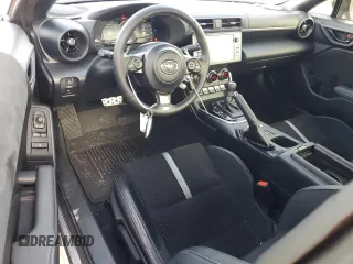 2023 Toyota 86 Premium z VIN JF1ZNBF13P8764107, wystawiony jako Copart lot #60854725 z przebiegiem 4 990 mil mil oraz Czysty tytuł • Clean title. Historia ofert i sprzedaży dostępna na DreamBid. Obrazek 8.