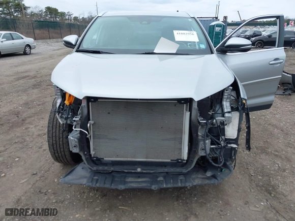 2019 Toyota Highlander SE with VIN 5TDJZRFH8KS727883, listed as a IAAI auction lot 41882956 with 56,043 mi miles. Bid and sale history available at carsss.com. Image 6.