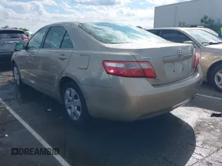 2007 Toyota Camry CE z VIN 4T1BE46K07U048199, wystawiony jako IAAI lot #42188393 z przebiegiem 166 614 mil mil oraz . Historia ofert i sprzedaży dostępna na DreamBid. Obrazek 3.