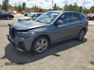 2021 BMW X1 sDrive28i z VIN WBXJG7C00M5T64693, wystawiony jako Copart lot #54013925 z przebiegiem 26 075 mil mil oraz Szkody całkowita. Historia ofert i sprzedaży dostępna na DreamBid. Obrazek 1.
