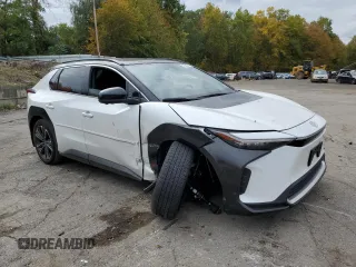 2023 Subaru Solterra Premium z VIN JTMABABA3PA004915, wystawiony jako Copart lot #72092213 z przebiegiem 7564 mil mil oraz . Historia ofert i sprzedaży dostępna na DreamBid. Obrazek 4.