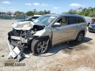 2015 Toyota Highlander XLE z VIN 5TDKKRFH6FS063825, wystawiony jako Copart lot #54736625 z przebiegiem Nie podano mil oraz Szkoda całkowita • Salvage title. Historia ofert i sprzedaży dostępna na DreamBid. Obrazek 1.