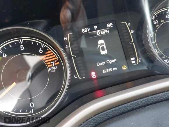 2018 Jeep Cherokee Latitude Tech Connect z VIN 1C4PJLCB5JD568524, wystawiony jako IAAI lot #42542664 z przebiegiem 82 370 mil mil oraz . Historia ofert i sprzedaży dostępna na DreamBid. Obrazek 15.