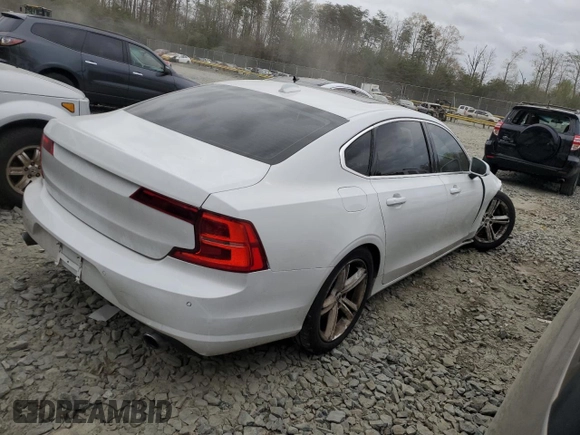 2018 Volvo S90 Momentum z VIN LVY982MK2JP016810, wystawiony jako Copart lot #49977074 z przebiegiem 67 685 mil mil oraz Szkody całkowita. Historia ofert i sprzedaży dostępna na DreamBid. Obrazek 3.