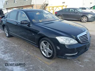 2012 Mercedes-Benz S 550 z VIN WDDNG9EBXCA453949, wystawiony jako IAAI lot #41274924 z przebiegiem 136 018 mil mil oraz . Historia ofert i sprzedaży dostępna na DreamBid. Obrazek 1.