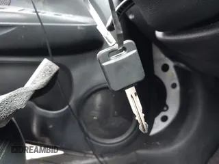 2016 Nissan Versa SV z VIN 3N1CN7APXGL879574, wystawiony jako IAAI lot #41510622 z przebiegiem 121 094 mil mil oraz . Historia ofert i sprzedaży dostępna na DreamBid. Obrazek 11.