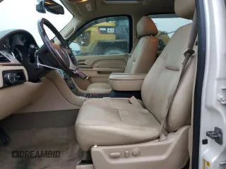 2011 Cadillac Escalade Luxury z VIN 1GYS4BEF7BR399844, wystawiony jako Copart lot #85523914 z przebiegiem 123 010 mil mil oraz Szkoda całkowita • Salvage title. Historia ofert i sprzedaży dostępna na DreamBid. Obrazek 7.