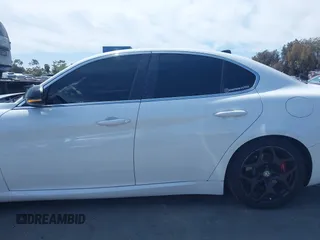 2019 Alfa Romeo Giulia z VIN ZARFAMAN4K7621122, wystawiony jako IAAI lot #41934779 z przebiegiem 57 246 mil mil oraz . Historia ofert i sprzedaży dostępna na DreamBid. Obrazek 14.