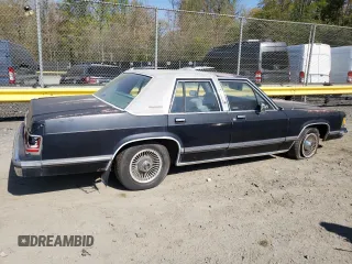 1988 Mercury Grand Marquis GS z VIN 2MEBM74F3JX707373, wystawiony jako Copart lot #53880905 z przebiegiem 5540 mil mil oraz Tytuł czysty. Historia ofert i sprzedaży dostępna na DreamBid. Obrazek 3.