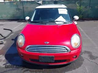 2009 MINI Hardtop z VIN WMWMF33529TW79643, wystawiony jako IAAI lot #42193593 z przebiegiem 129 321 mil mil oraz . Historia ofert i sprzedaży dostępna na DreamBid. Obrazek 6.