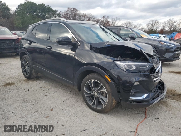 2022 Buick Encore GX Essence z VIN KL4MMFSL7NB047080, wystawiony jako Copart lot #84045124 z przebiegiem 130 195 mil mil oraz Czysty tytuł • Clean title. Historia ofert i sprzedaży dostępna na DreamBid. Obrazek 4.