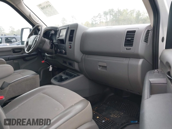 2020 Nissan NV Cargo SV z VIN 1N6BF0KM7LN809782, wystawiony jako IAAI lot #41962006 z przebiegiem 113 670 mil mil oraz . Historia ofert i sprzedaży dostępna na DreamBid. Obrazek 5.