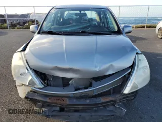 2009 Nissan Versa S z VIN 3N1BC11E49L491482, wystawiony jako Copart lot #46749315 z przebiegiem 97 529 mil mil oraz Szkoda całkowita • Salvage title. Historia ofert i sprzedaży dostępna na DreamBid. Obrazek 5.