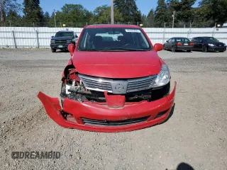 2009 Nissan Versa S z VIN 3N1BC13E19L410760, wystawiony jako Copart lot #55303895 z przebiegiem 84 014 mil mil oraz Szkoda całkowita • Salvage title. Historia ofert i sprzedaży dostępna na DreamBid. Obrazek 5.