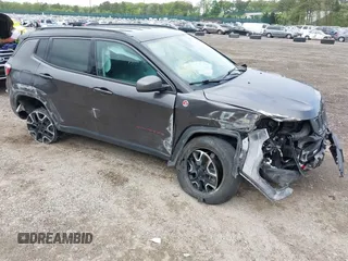 2020 Jeep Compass Trailhawk z VIN 3C4NJDDB3LT200268, wystawiony jako IAAI lot #42250192 z przebiegiem 73 804 mil mil oraz . Historia ofert i sprzedaży dostępna na DreamBid. Obrazek 1.