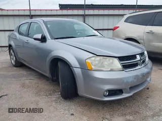 2013 Dodge Avenger SXT z VIN 1C3CDZCB7DN740158, wystawiony jako IAAI lot #42445268 z przebiegiem 194 941 mil mil oraz . Historia ofert i sprzedaży dostępna na DreamBid. Obrazek 1.