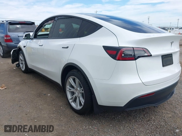 2021 Tesla Model Y Long Range with VIN 5YJYGDEE1MF152256, listed as a IAAI auction lot 42004769 with 35,176 mi miles. Bid and sale history available at carsss.com. Image 3.