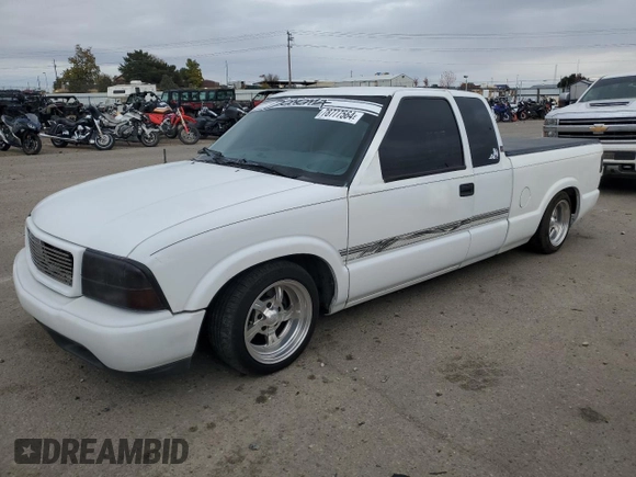 2000 GMC Sonoma SLS z VIN 1GTCS19W8Y8176036, wystawiony jako Copart lot #78777564 z przebiegiem 159 084 mil mil oraz Szkody całkowita. Historia ofert i sprzedaży dostępna na DreamBid. Obrazek 1.