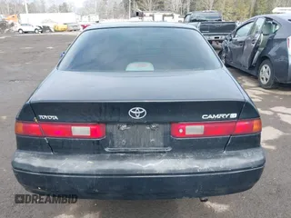 1998 Toyota Camry LE z VIN 4T1BG22K7WU236334, wystawiony jako IAAI lot #41662673 z przebiegiem 182 960 mil mil oraz . Historia ofert i sprzedaży dostępna na DreamBid. Obrazek 14.