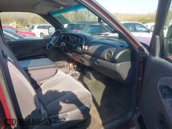 2000 Dodge 1500 z VIN 3B7HF13Z4YM237732, wystawiony jako IAAI lot #41980975 z przebiegiem 159 131 mil mil oraz . Historia ofert i sprzedaży dostępna na DreamBid. Obrazek 5.