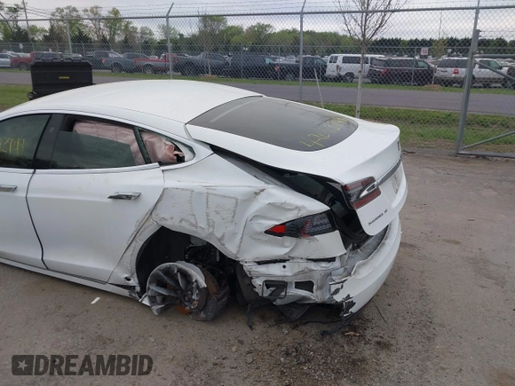 2017 Tesla Model S 100D z VIN 5YJSA1E24HF195488, wystawiony jako IAAI lot #42073744 z przebiegiem 108 577 mil mil oraz . Historia ofert i sprzedaży dostępna na DreamBid. Obrazek 6.