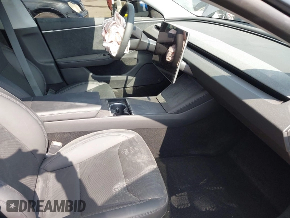 2025 Tesla Model 3 Long Range z VIN 5YJ3E1EB3SF907019, wystawiony jako IAAI lot #42117014 z przebiegiem 3 323 mil mil oraz . Historia ofert i sprzedaży dostępna na DreamBid. Obrazek 5.