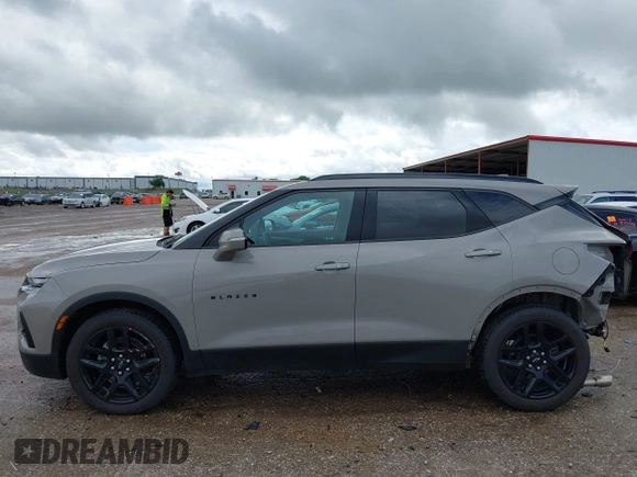 2021 Chevrolet Blazer LT z VIN 3GNKBCRS4MS563177, wystawiony jako IAAI lot #42162177 z przebiegiem 43 201 mil mil oraz . Historia ofert i sprzedaży dostępna na DreamBid. Obrazek 14.