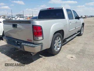 2007 GMC Sierra Denali z VIN 2GTEC638771678468, wystawiony jako IAAI lot #42375216 z przebiegiem 248 339 mil mil oraz . Historia ofert i sprzedaży dostępna na DreamBid. Obrazek 4.