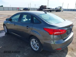 2017 Ford Focus SE z VIN 1FADP3F22HL235085, wystawiony jako IAAI lot #42465812 z przebiegiem 84 419 mil mil oraz . Historia ofert i sprzedaży dostępna na DreamBid. Obrazek 3.