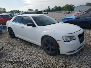 2015 Chrysler 300 Limited z VIN 2C3CCAAG4FH807121, wystawiony jako Copart lot #56182435 z przebiegiem 229 965 mil mil oraz Czysty tytuł • Clean title. Historia ofert i sprzedaży dostępna na DreamBid. Obrazek 4.