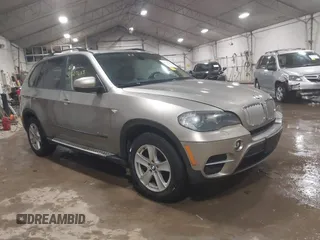 2011 BMW X5 35d z VIN 5UXZW0C53BL658845, wystawiony jako IAAI lot #41427688 z przebiegiem 197 573 mil mil oraz . Historia ofert i sprzedaży dostępna na DreamBid. Obrazek 1.