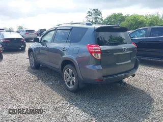 2012 Toyota RAV4 Sport z VIN JTMRK4DV9C5107828, wystawiony jako IAAI lot #42430899 z przebiegiem 109 768 mil mil oraz . Historia ofert i sprzedaży dostępna na DreamBid. Obrazek 3.
