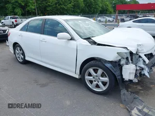 2008 Toyota Camry LE z VIN 4T1BE46K88U779335, wystawiony jako IAAI lot #42312836 z przebiegiem 112 453 mil mil oraz . Historia ofert i sprzedaży dostępna na DreamBid. Obrazek 1.