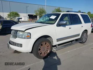 2008 Lincoln Navigator z VIN 5LMFU28538LJ10893, wystawiony jako IAAI lot #42204037 z przebiegiem 138 229 mil mil oraz . Historia ofert i sprzedaży dostępna na DreamBid. Obrazek 2.