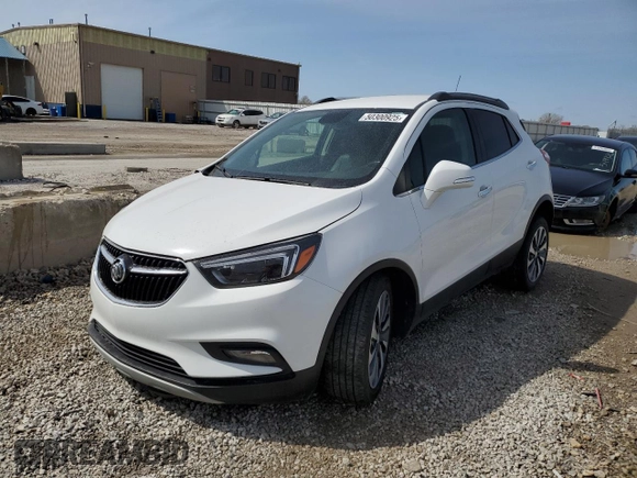 2020 Buick Encore Essence z VIN KL4CJGSBXLB061229, wystawiony jako Copart lot #50300925 z przebiegiem 71 175 mil mil oraz Szkody całkowita. Historia ofert i sprzedaży dostępna na DreamBid. Obrazek 1.