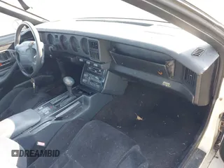 1990 Pontiac Firebird z VIN 1G2FW23F9LL206767, wystawiony jako IAAI lot #42081028 z przebiegiem 64 836 mil mil oraz . Historia ofert i sprzedaży dostępna na DreamBid. Obrazek 5.