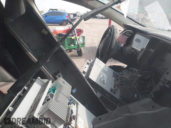 2013 Tesla Model S Performance с VIN 5YJSA1DP2DFP05411, выставлен на аукционе IAAI как лот 42705130 с пробегом Не указан миль и . История ставок и продаж доступна на DreamBid. Изображение 5.