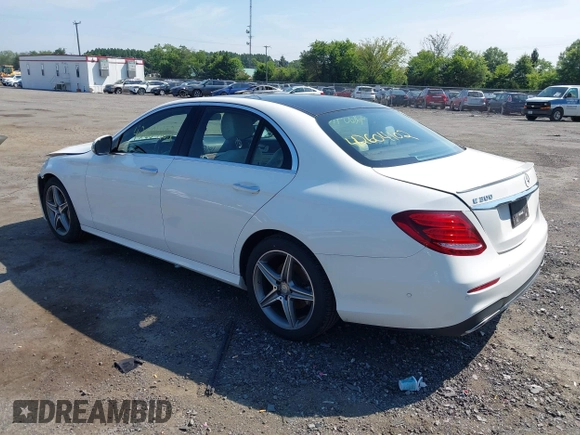 2017 Mercedes-Benz E 300 Luxury с VIN WDDZF4KB3HA058028, выставлен на аукционе IAAI как лот 42604102 с пробегом 70 078 миль миль и . История ставок и продаж доступна на DreamBid. Изображение 3.