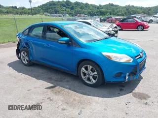 2014 Ford Focus SE z VIN 1FADP3F20EL452324, wystawiony jako IAAI lot #40097434 z przebiegiem 131 789 mil mil oraz . Historia ofert i sprzedaży dostępna na DreamBid. Obrazek 1.