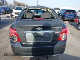 2015 Chevrolet Sonic LT z VIN 1G1JC5SB1F4128426, wystawiony jako IAAI lot #41739238 z przebiegiem 121 717 mil mil oraz . Historia ofert i sprzedaży dostępna na DreamBid. Obrazek 17.