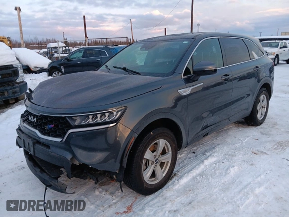2022 Kia Sorento LX z VIN 5XYRGDLC6NG100959, wystawiony jako Copart lot #88527785 z przebiegiem 68 110 mil mil oraz Szkoda całkowita • Salvage title. Historia ofert i sprzedaży dostępna na DreamBid. Obrazek 1.