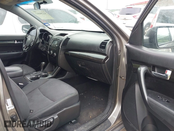 2012 Kia Sorento LX z VIN 5XYKT3A17CG295038, wystawiony jako IAAI lot #42294463 z przebiegiem 185 089 mil mil oraz . Historia ofert i sprzedaży dostępna na DreamBid. Obrazek 5.