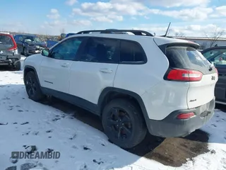 2018 Jeep Cherokee Latitude z VIN 1C4PJMCB1JD589697, wystawiony jako IAAI lot #41541689 z przebiegiem 131 694 mil mil oraz . Historia ofert i sprzedaży dostępna na DreamBid. Obrazek 3.