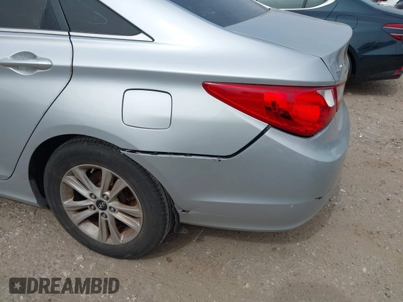 2013 Hyundai Sonata GLS z VIN 5NPEB4AC7DH677751, wystawiony jako IAAI lot #42267980 z przebiegiem Nie podano mil oraz . Historia ofert i sprzedaży dostępna na DreamBid. Obrazek 6.
