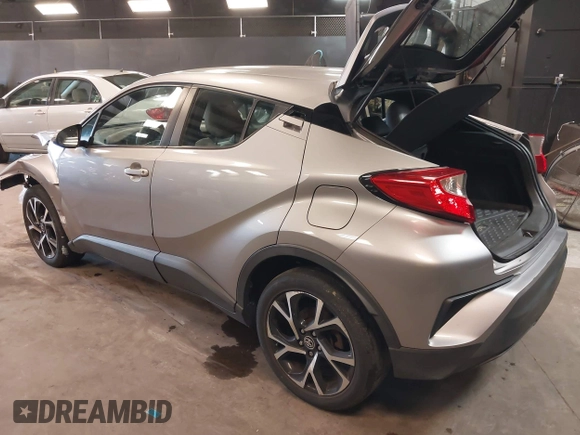 2018 Toyota C-HR XLE z VIN NMTKHMBX5JR039263, wystawiony jako IAAI lot #42265976 z przebiegiem 88 253 mil mil oraz . Historia ofert i sprzedaży dostępna na DreamBid. Obrazek 3.